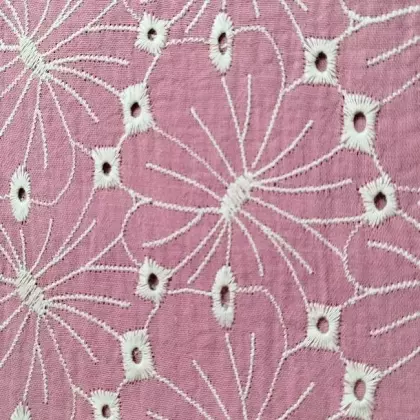 Detail fáčoviny – růžový bavlněný mušelín s jemným vyšíváním, lehká látka pro letní šití Fáčovina - mušelín růžová s vyšíváním