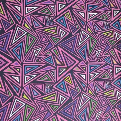 Zimní softshell s digitálním potiskem barevných trojúhelníků na černém podkladu – hřejivá látka s fleecem vhodná na bundy a kalhoty Softshell barevné trojúhelníky na černé, digi tisk zimní s fleecem