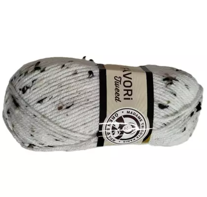 Háčkovaná dámská kolekce z příze FAVORI TWEED BÍLÁ MELÍR – svetr, šála, čepice, rukavice a dekorativní mandala z bílé příze s černými a šedými nopky, doplněné klubkem s etiketou Favori Tweed. FAVORI TWEED BÍLÁ MELÍR
